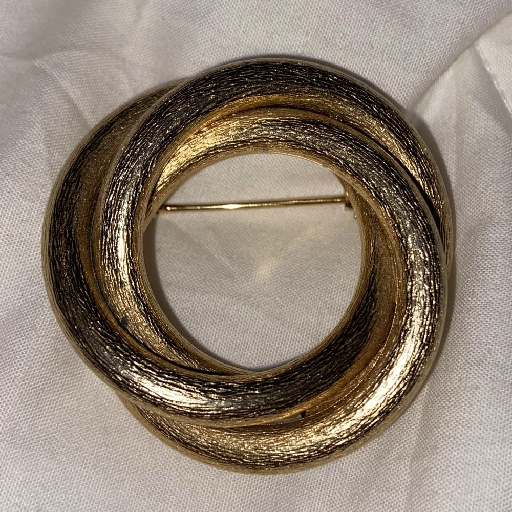 ☃️ Gold-tone 1.5” retro textured brooch.